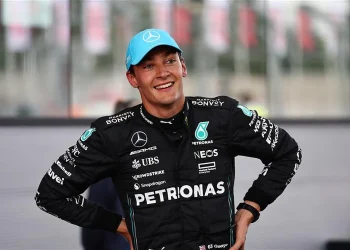 Kimi Antonelli vence George Russell em teste secreto, garante vaga na Mercedes para 2025.