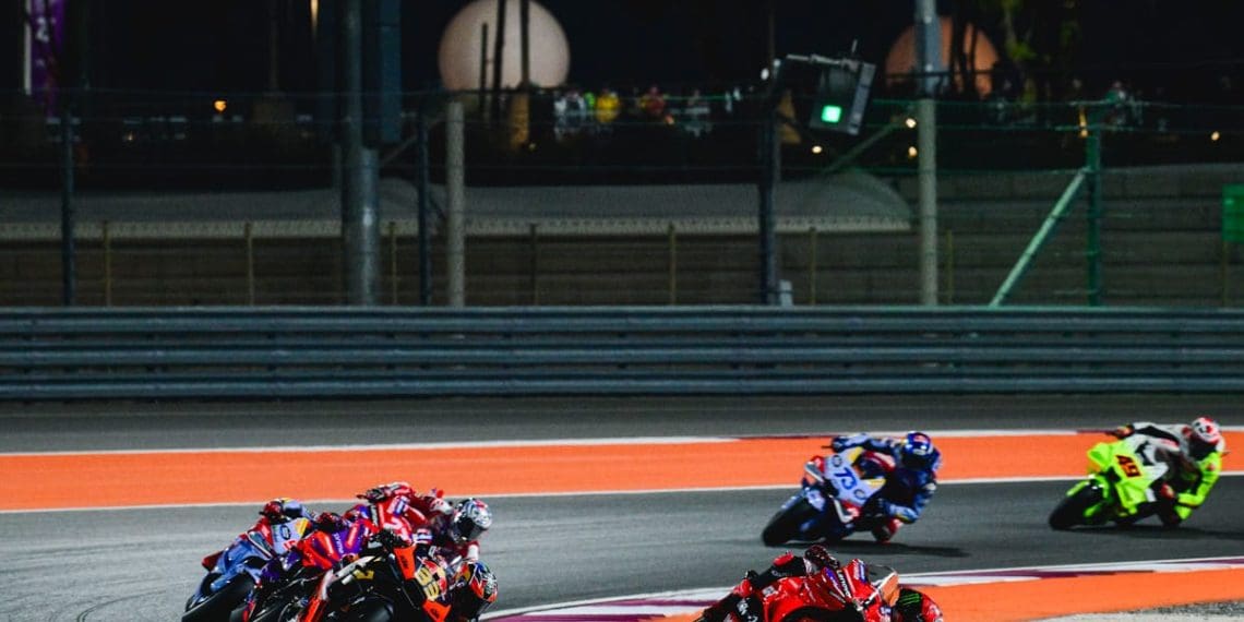 Bagnaia vence na abertura da temporada de MotoGP com destaque para Acosta e Marquez.