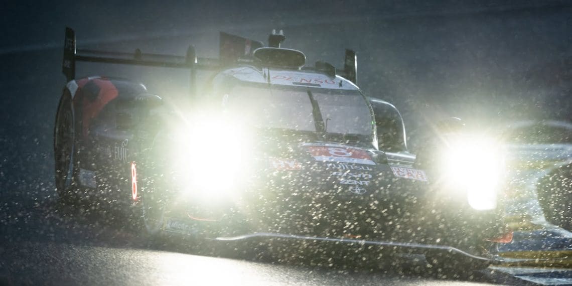 Hartley na frente em Le Mans durante tempestade de chuva