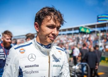 Albon assina extensão de contrato com a Williams: Uma decisão inteligente ou uma aposta arriscada na F1?