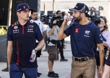 Daniel Ricciardo critica alegações de que o novo desafiante VCARB é uma réplica do Red Bull RB-19.