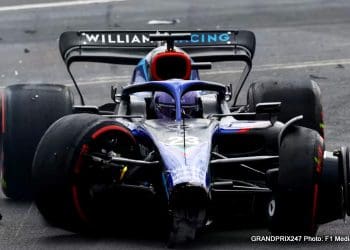 Williams sem um chassi extra, então Sargeant cede seu carro para Albon.