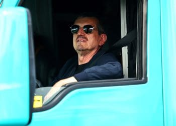 Haas processa ex-chefe da F1 Steiner por violações das regras de marca.