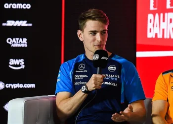 Logan Sargeant com futuro incerto na Fórmula 1 após corrida repleta de acidentes.