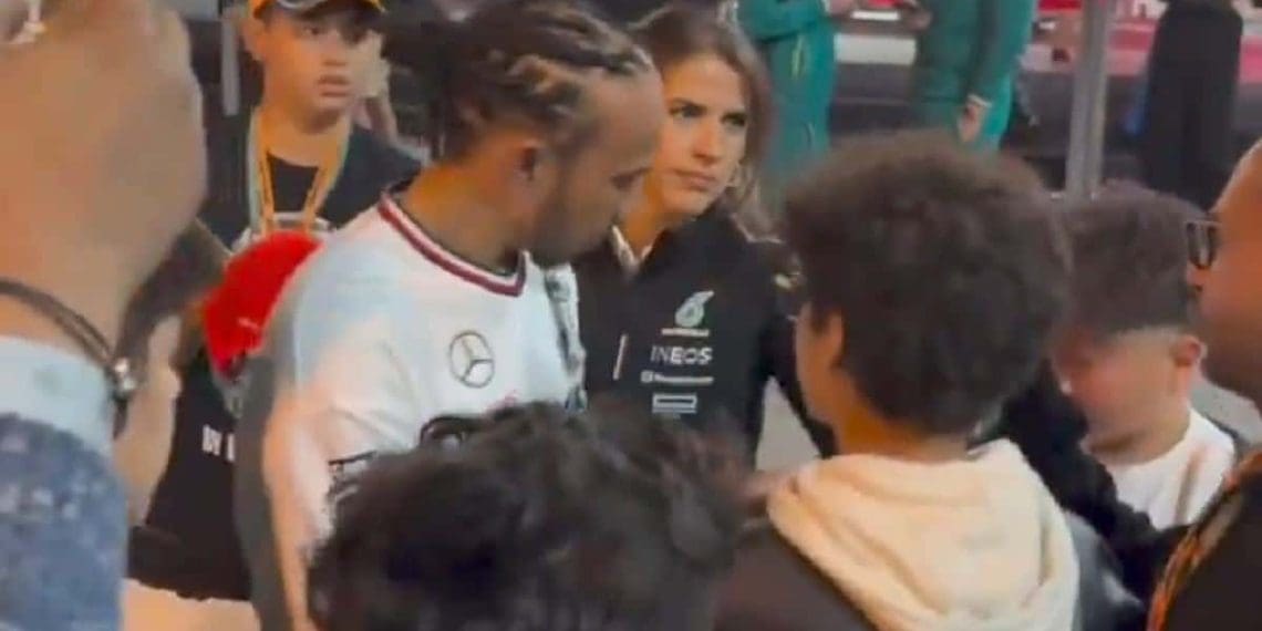 VÍDEO: Lewis Hamilton é surpreendido por jovens fãs no paddock do Grande Prêmio de Fórmula 1 do Bahrein