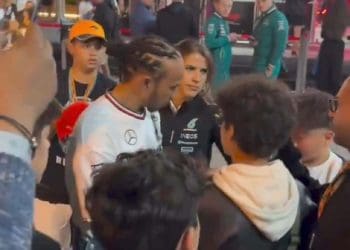 VÍDEO: Lewis Hamilton é surpreendido por jovens fãs no paddock do Grande Prêmio de Fórmula 1 do Bahrein