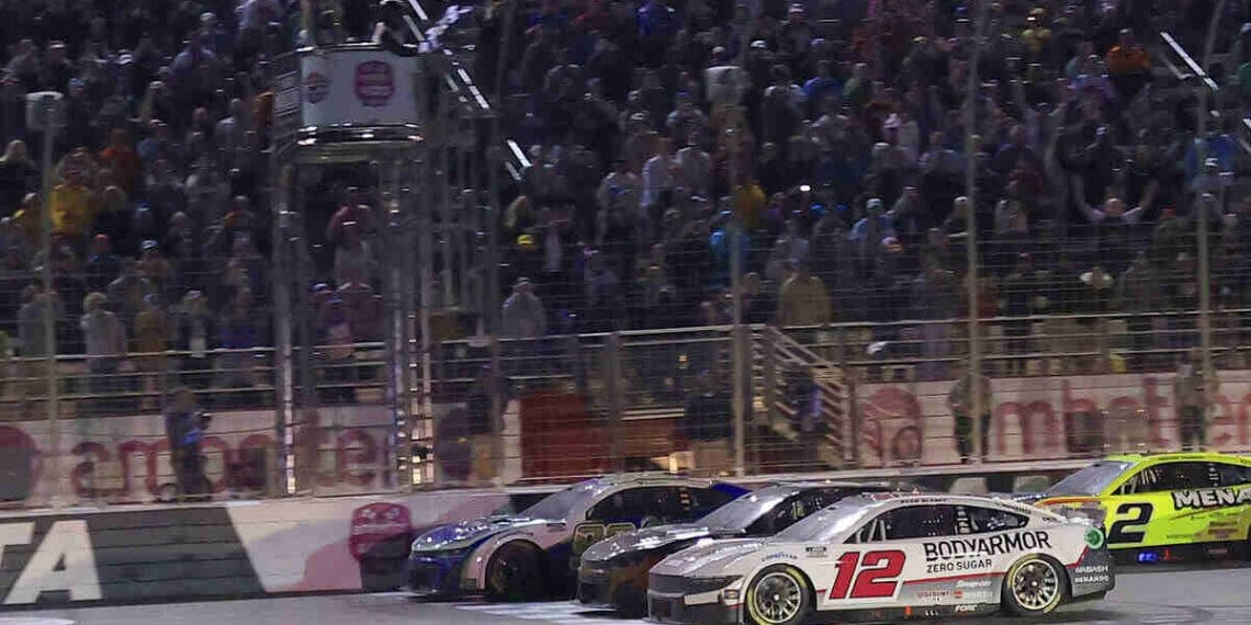 Vídeo: Fãs da NASCAR entram em conflito com apoiadores da F1 por vitória de Daniel Suarez por um fio em final de foto de três carros em Atlanta.