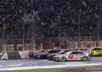 Vídeo: Fãs da NASCAR entram em conflito com apoiadores da F1 por vitória de Daniel Suarez por um fio em final de foto de três carros em Atlanta.