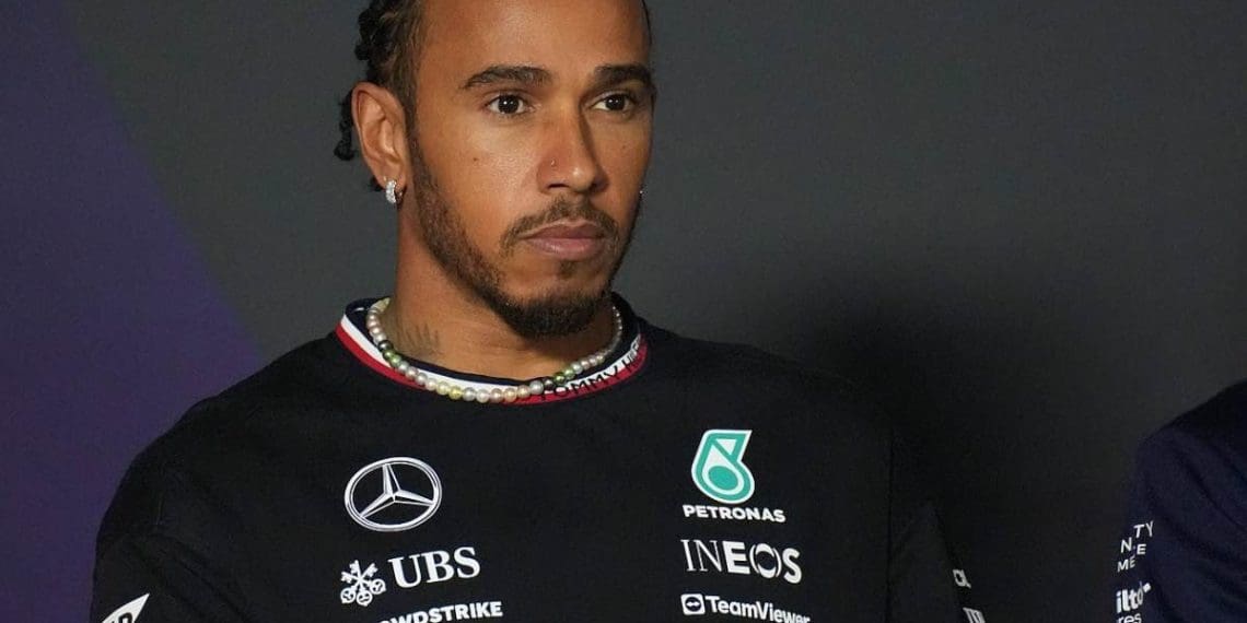 Lewis Hamilton admite culpa por má performance no Grande Prêmio da China devido a mudanças na configuração do carro.