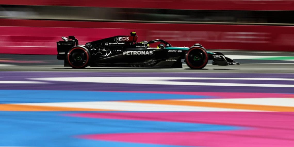 Mark Hughes discute problemas na performance de Hamilton no GP da Arábia Saudita.