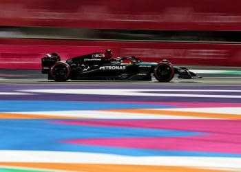 Mark Hughes discute problemas na performance de Hamilton no GP da Arábia Saudita.