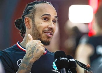 Lewis Hamilton fala sobre a possibilidade de pilotar um carro de Fórmula 1 Ferrari preto em 2025.
