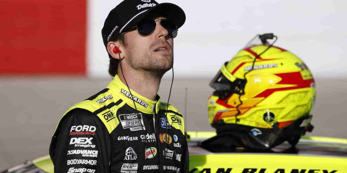 Ryan Blaney critica repavimentação parcial do Iowa Speedway como ilógica.