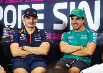 Fernando Alonso transfere-se para Aston Martin e impacta mercado de pilotos de 2025.