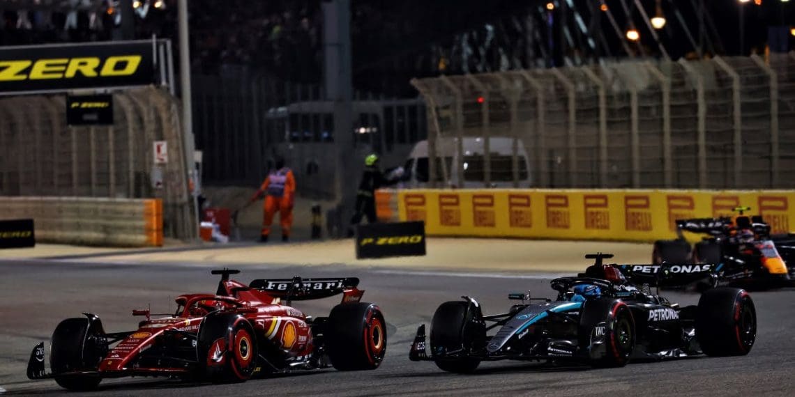 Russell ensaia ultrapassagem em Leclerc durante aquecimento do Grande Prêmio do Bahrain.