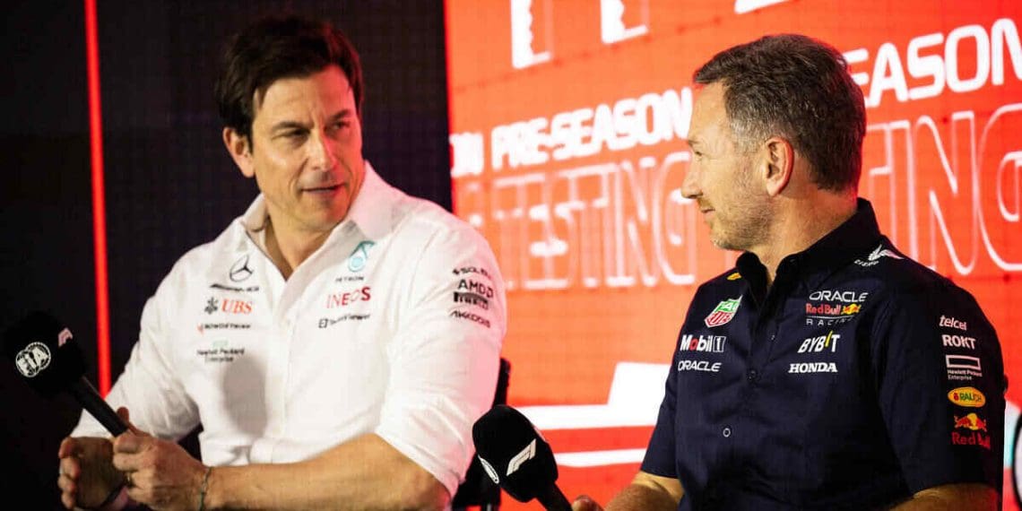 Toto Wolff acusa Red Bull de imitar o design da ‘Grande Muralha’ do Mercedes W14 para o RB20.