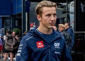 Liam Lawson nega desejo de se juntar à F1 como substituto de piloto ferido.
