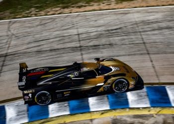Van der Zande lidera em sessão de treinos caótica em Sebring.