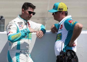 VÍDEO: Denny Hamlin critica a linha de chegada torta em Kansas.