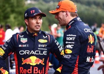 Max Verstappen satisfeito em estender parceria de sucesso com Sergio Perez na Red Bull após renovação de contrato amplamente discutida.