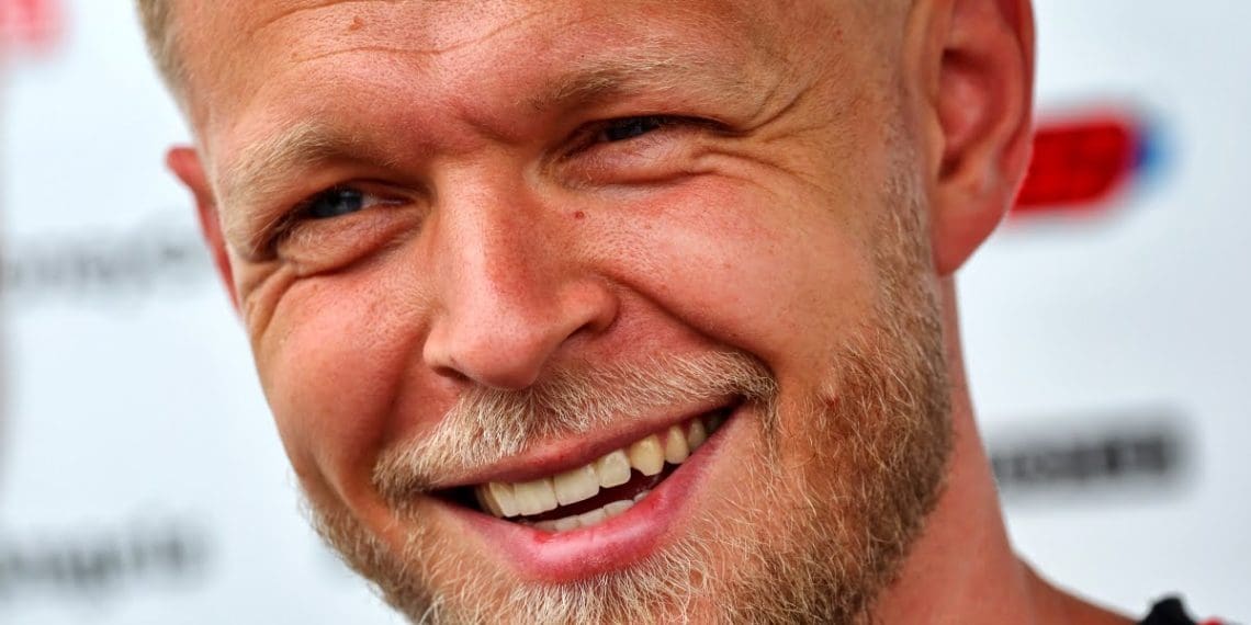 Magnussen critica colisão de Monaco F1 com Perez como comportamento de corrida inaceitável.