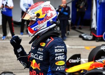 Verstappen garante primeiro lugar na qualificação do Grande Prêmio do Japão após batalha incomum dentro da equipe Red Bull.