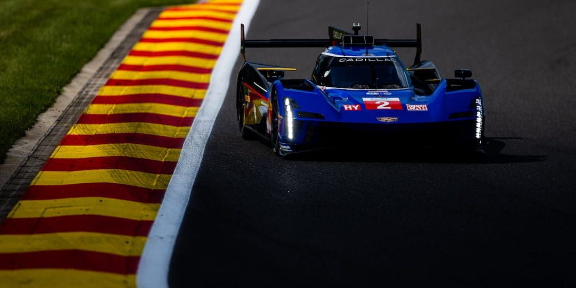 Acidente de Bamber provoca bandeira vermelha em Spa, Pier Guidi lidera.