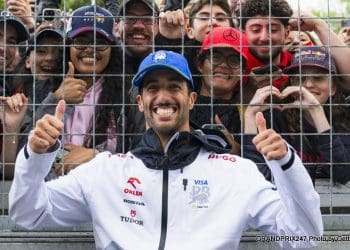 Jacques Villeneuve alerta que criticar Daniel Ricciardo é sempre arriscado.
