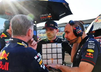 Christian Horner tem reunião com representante de Max Verstappen em meio a rumores sobre contrato com a Mercedes.