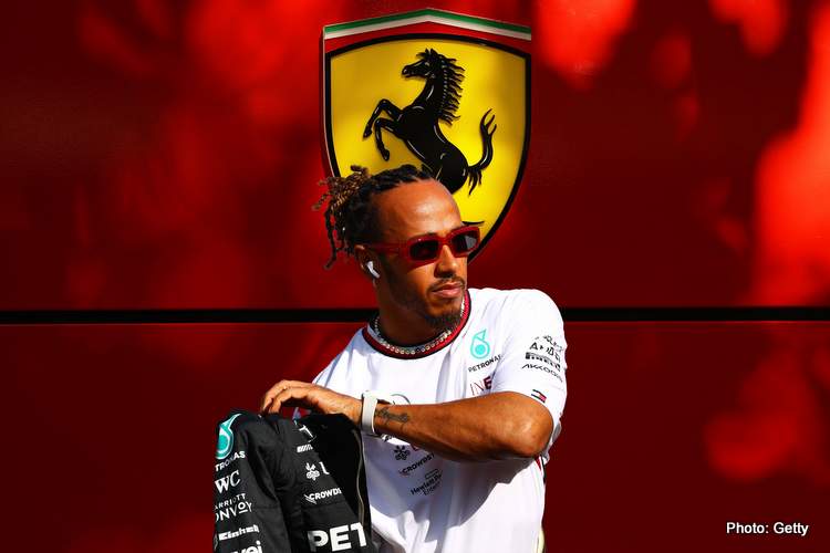 Villeneuve critica Vettel e Alonso, vê Hamilton como possível salvador para a Ferrari.