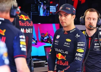 Sergio Perez feliz em competir ao lado de Max Verstappen.