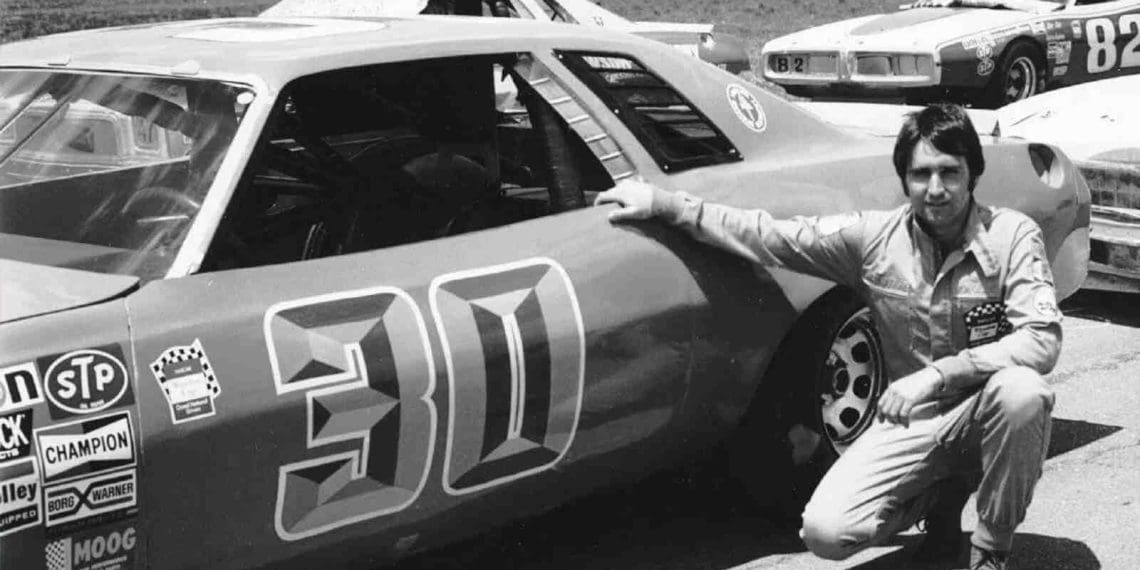 Ex-piloto da NASCAR e seu filho supostamente presos por atacar policiais durante a revolta de 6 de janeiro.