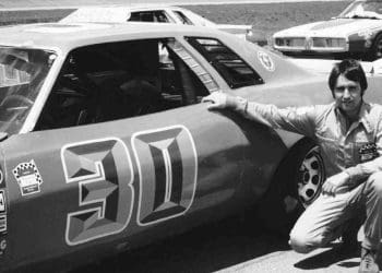 Ex-piloto da NASCAR e seu filho supostamente presos por atacar policiais durante a revolta de 6 de janeiro.