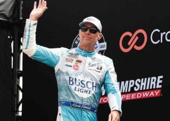 Kevin Harvick expressa frustração com decisão da NASCAR de remover pilastras das pistas.