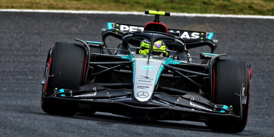 Mercedes W15 ostenta aumento de downforce, mas tempos de volta na F1 não mostram melhoria.