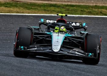 Mercedes W15 ostenta aumento de downforce, mas tempos de volta na F1 não mostram melhoria.