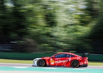 Farfus lidera corrida LMGT3 em Imola pela equipe WRT.