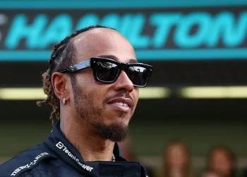 Mercedes revela principal candidato para substituir Hamilton enquanto Red Bull enfrenta problemas internos.