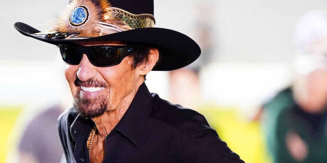 Veja Richard Petty fala sobre equipes da NASCAR com poucos esquemas de pintura históricos para evento de retrocesso em Darlington.