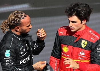 Carlos Sainz mexe na estratégia da Ferrari contra Lewis Hamilton.