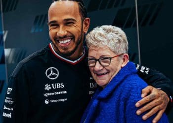 Lewis Hamilton compartilha momento emocionante com sua mãe no Dia das Mães.