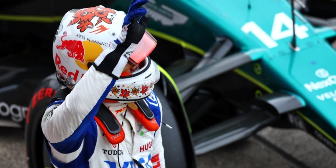 Jovem piloto Tsunoda amadurece de adolescente a adulto em 2024.