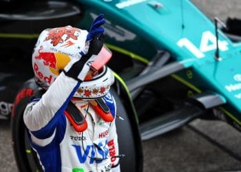 Jovem piloto Tsunoda amadurece de adolescente a adulto em 2024.