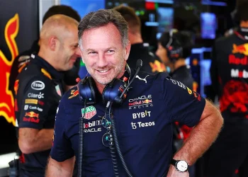 Christian Horner is not guilty of harassment accusations with backing from his spouse.

**FAMA: Christian Horner não é culpado de acusações de assédio com apoio de sua esposa.**