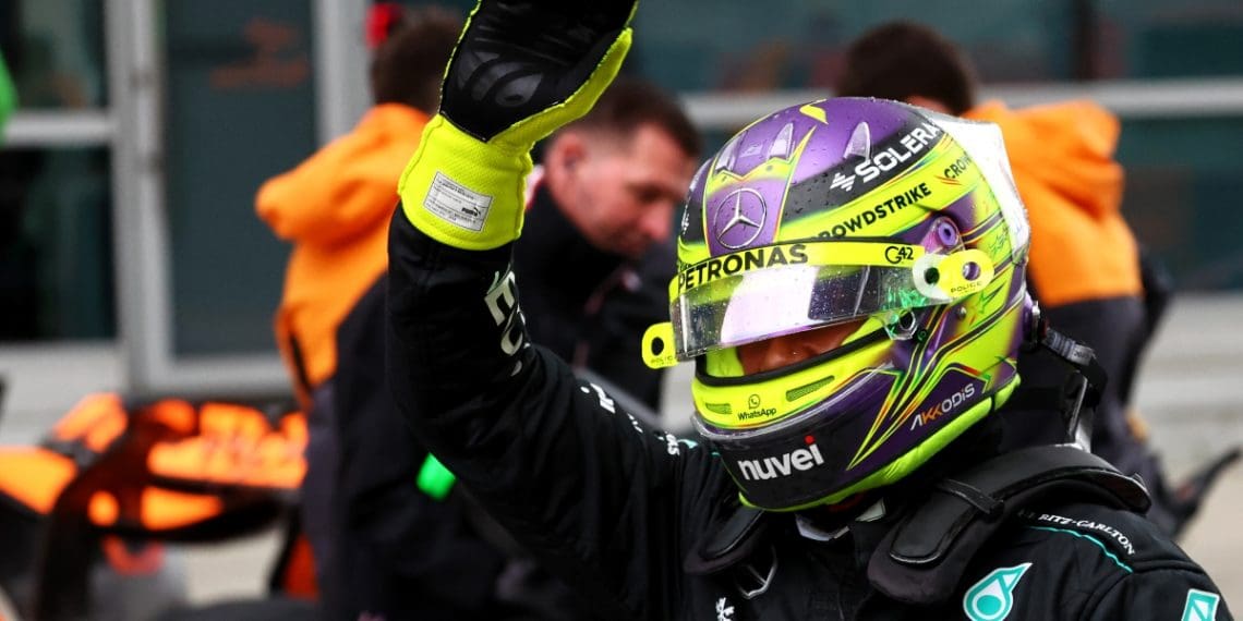 Lewis Hamilton elogia o desempenho do carro de Fórmula 1 da Mercedes W15 em condições de chuva durante o evento de Qualificação Sprint na China.