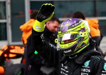Lewis Hamilton elogia o desempenho do carro de Fórmula 1 da Mercedes W15 em condições de chuva durante o evento de Qualificação Sprint na China.