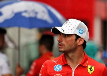 Sainz expõe fator que atrasa decisões das equipes de F1.