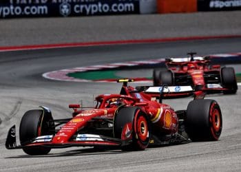 Sainz critica reclamações excessivas de Leclerc durante rivalidade no Grande Prêmio da Espanha de F1.