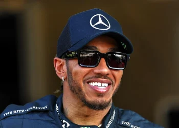 Escândalo revela tensão entre Hamilton e Mercedes.