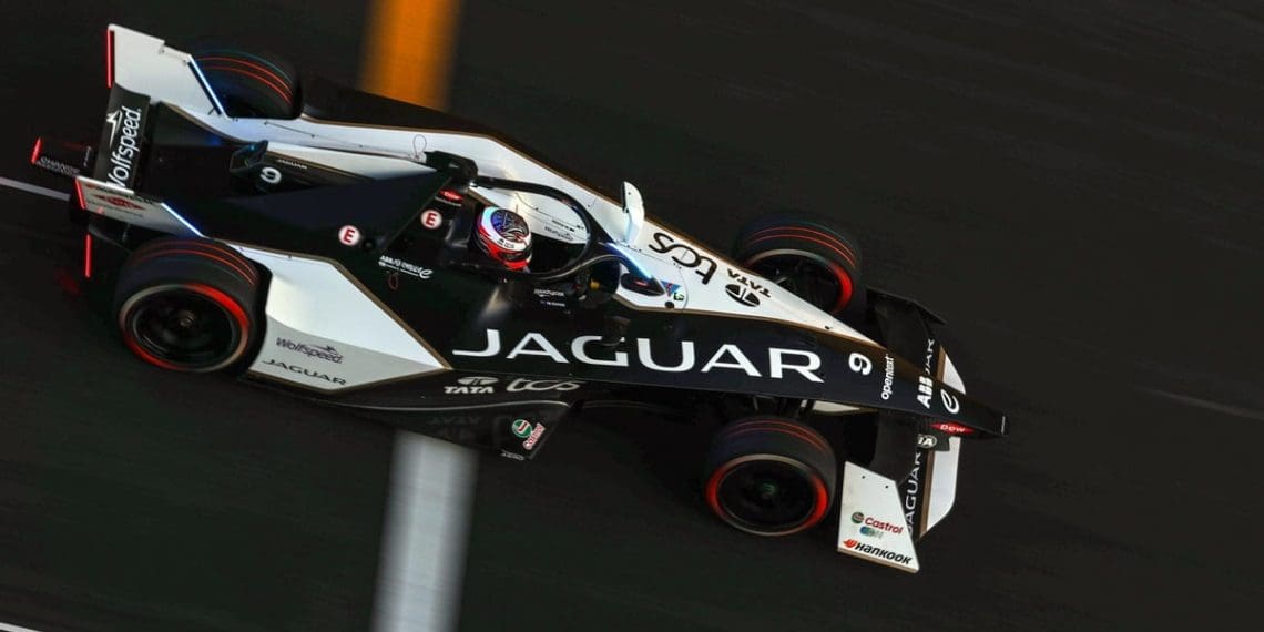 Corrida de Carros Elétricos de Xangai: Evans mantém a calma para garantir vitória na primeira corrida